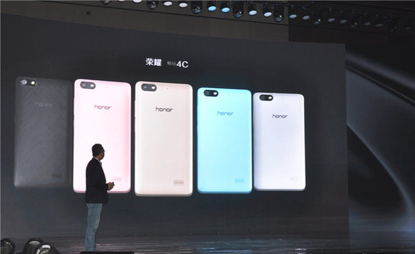 Zhao Ming, president of Huawei's Honor Business unit, introduces a new handset at the GMIC 2015 opening ceremony on April 28 in Beijing..[Photo/China.org.cn by Ma Yujia]