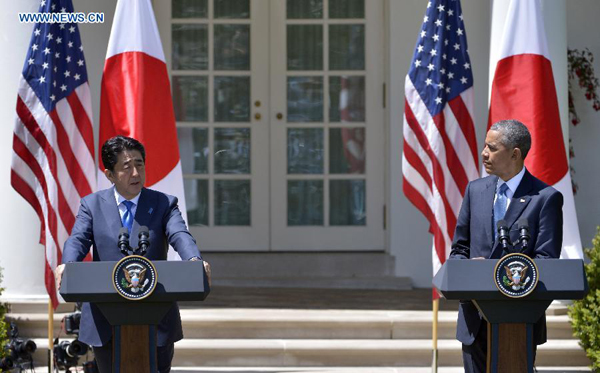 U.S. President Barack Obama (R) and visiting Japanese Prime Minister Shinzo Abe attend a joint news conference in the White House in Washington D.C., the United States, April 28, 2015. The United States and Japan on Tuesday reaffirmed their commitment to finalize the Trans-Pacific Partnership (TPP) negotiations that cover 40 percent of the global economy, but they are not expected to reach a breakthrough on the outstanding issues in the bilateral trade talks this week. [Photo/Xinhua]