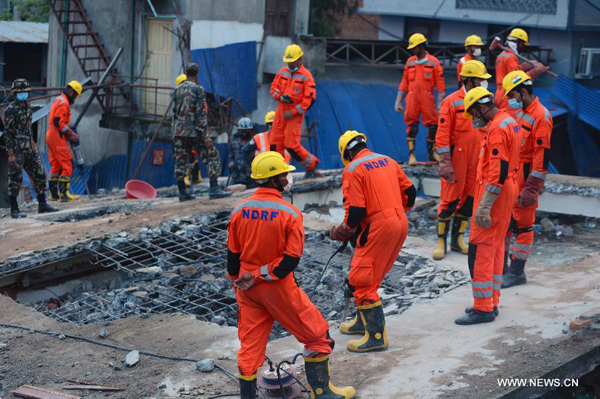 Rescue personnel work on debris in Kathmandu, capitol of Nepal, April 28, 2015. Members of search-and-rescue teams from China, Indonesia and Nepal made efforts together for about 20 victims under the collapsed buildings here. [Photo/Xinhua]