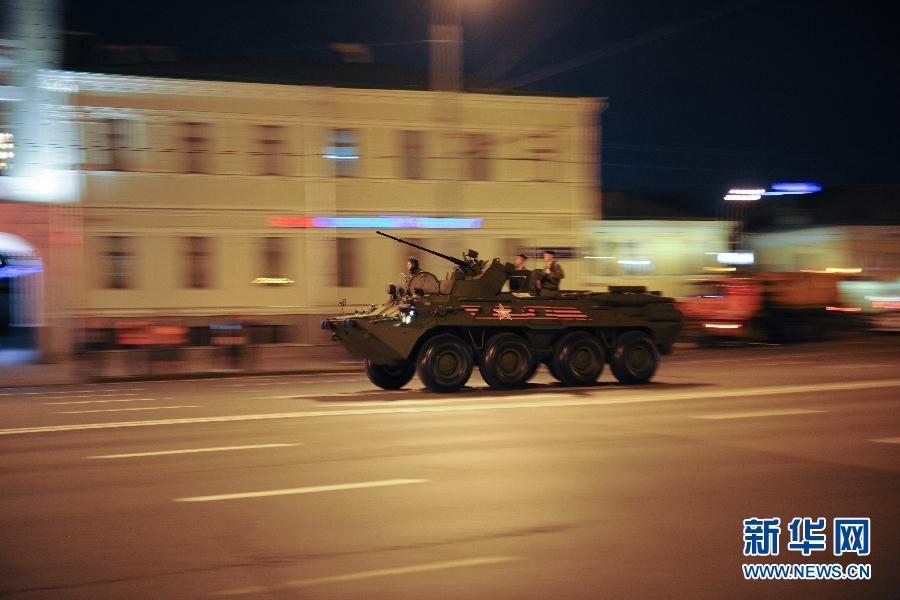 Russian soldiers rehearse for the Victory Day parade in Moscow, April 29, 2015. Russia plans to hold grand celebrations marking the 70th anniversary of victory in the Great Patriotic War, including a military parade in Red Square. China has confirmed that the People's Liberation Army will send a contingentto take part in a major parade in Moscow next month. [Photo/Xinhua] 