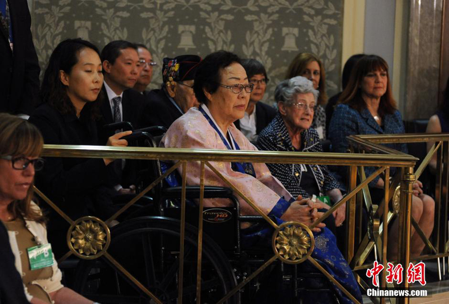 Yong Soo Lee, an 87-year-old South Korean victim surviving the World War II, attends Japan prime minister Abe's speech before joint session of U.S. Congress in Washington D.C., capital of the United States, April 29, 2015. [Photo/Chinanews.com]