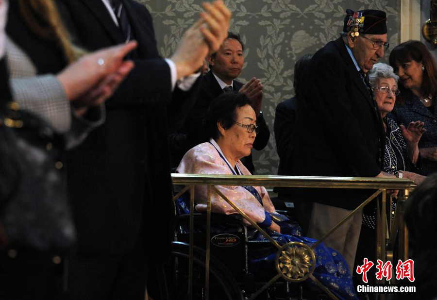 Yong Soo Lee, an 87-year-old South Korean victim surviving the World War II, attends to Japan prime minister Abe's speech before joint session of U.S. Congress in Washington D.C., capital of the United States, April 29, 2015. [Photo/Chinanews.com]