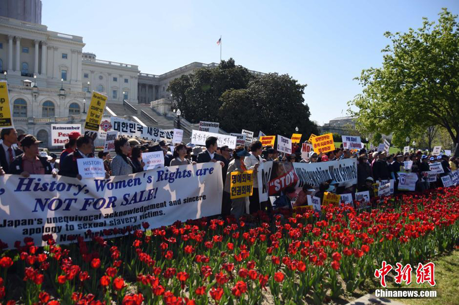 Dozens of protesters shout slogans in front of Capitol Hill as Japanese Prime Minister Shinzo Abe gives a speech in Washington D.C., capital of the United States, April 29, 2015. Nearly 300 people held signs and shouted slogans in a protest against Abe's handling of history issues, demanding the Japanese leader to unequivocally apologize for his country's wartime crimes here on Tuesday. [Photo/Chinanews.com]