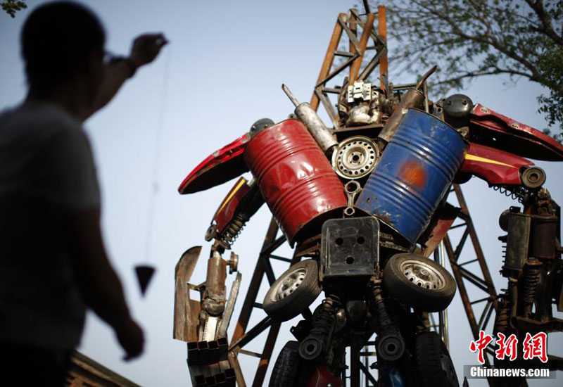One of the transformers made of recycled wastes. [Photo: Chinanews.com] 
