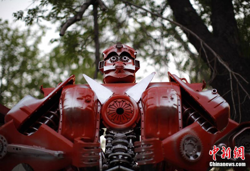One of the transformers made of recycled wastes. [Photo: Chinanews.com] 