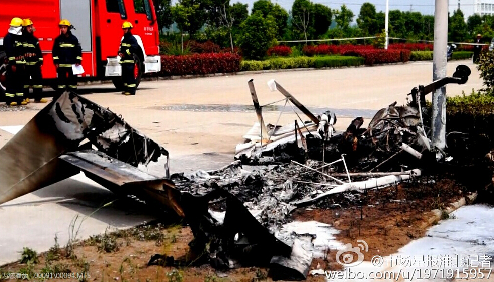 A light aircraft crashed in east China's Anhui Province on Sunday, killing an American and a Chinese onboard, local authorities said.[Photo/weibo] 