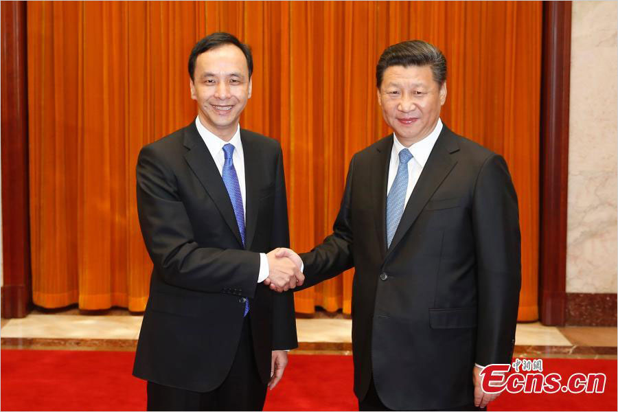 Xi Jinping (R), general secretary of the Communist Party of China Central Committee, meets Kuomintang (KMT) Chairman Eric Chu on Monday, May 4, 2015 in Beijing. This has been Chu's first visit to the mainland since he was elected KMT chairman in January. [Photo: ecns.cn/ Sheng Jiapeng]