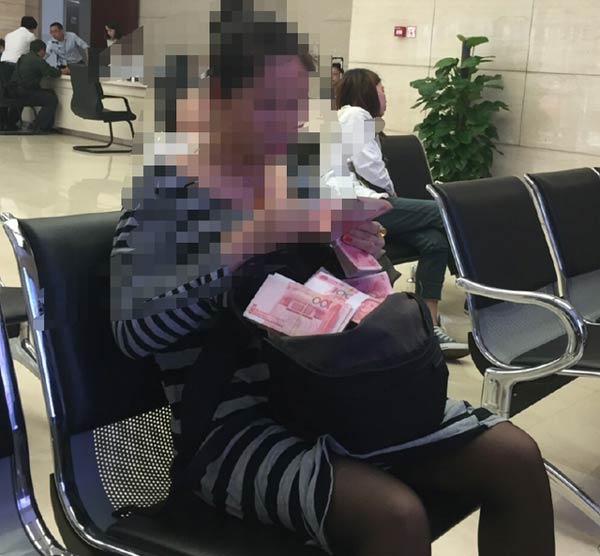 A dama counting her money to open an account at a securities company in Beijing, April 30, 2015. [Photo/weibo.com]