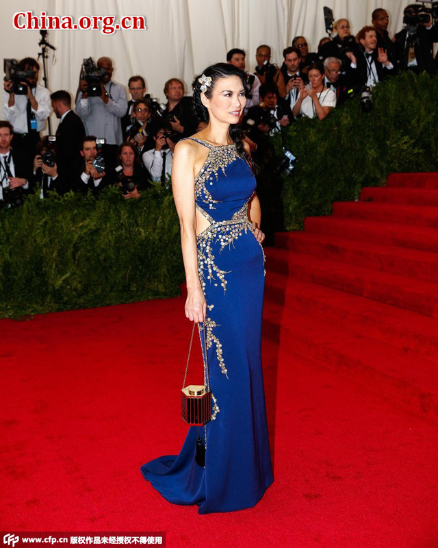 当地时间5月4日，2015纽约大都会艺术博物馆慈善舞会（Met Ball，也称Met Gala）在美国纽约举行，邓文迪穿蓝色露腰礼服亮相红毯。[CFP]