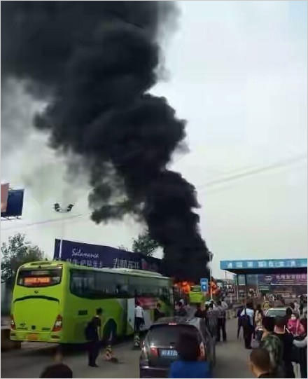 A bus headed to Beijing is seen being caught fire. [Photo: 163.com] 