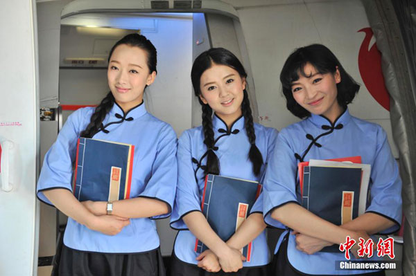Stewardesses stand by in the flight cabin. [Photo/chinanews.com] 