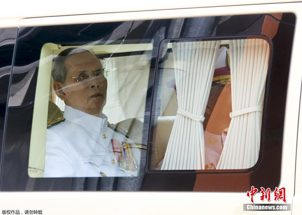 Thai King Bhumibol Adulyadej on Tuesday attended a ceremony commemorating the 65th anniversary of his accession to the throne, a rare public appearance the world's longest reigning monarch has made since late last year. [Photo/Chinanews.com]