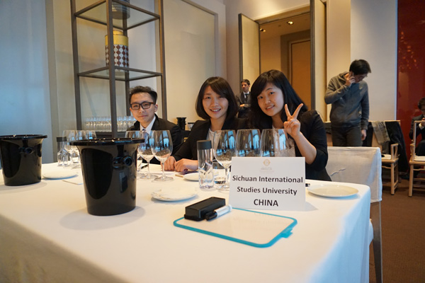Three college students tutored by Sun Ying participate in an international wine competition. They won the top prize for Asia. [Photo/China Daily]