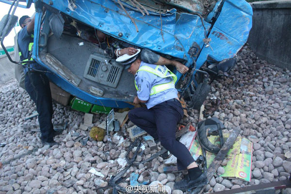 The police tries to hold the driver to ease his pain. [Photo/weibo.com]
