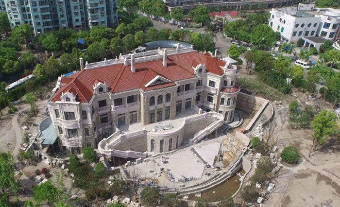 Photo shows a luxury villa built on the public green space in Shanghai. [Photo: thepaper.cn]