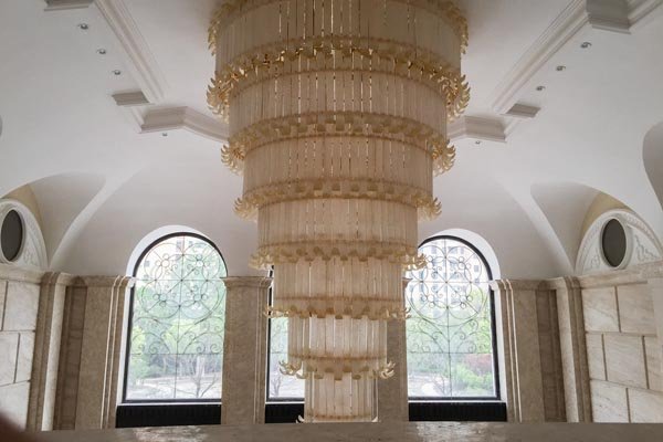 The giant 7-tier crystal chandelier found in the main hall of the building. [Photo: thepaper.cn]