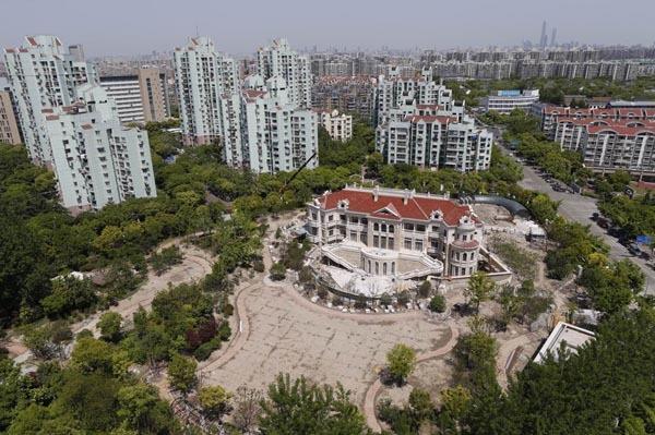 The public green space in Shanghai's Pudong district and the luxury villa that is being constructed on it. [Photo: thepaper.cn]