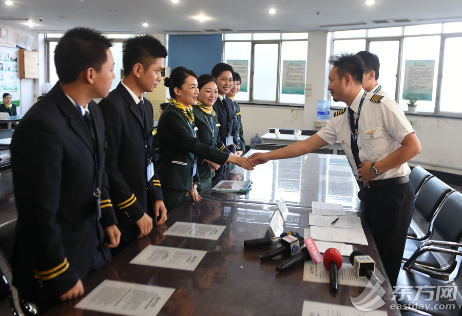 Captain of the Flight 9C8951 flying from Shanghai to Taipei shakes hands with flight attendants on May 7, 2015. [Photo: eastday.com] 