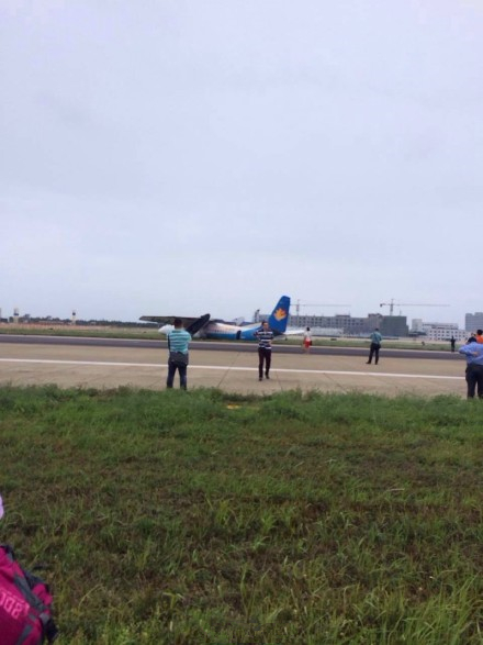 Plane skids off runway in SE China