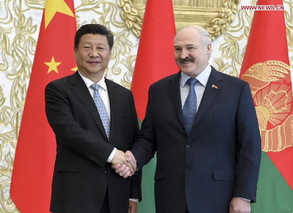Chinese President Xi Jinping (L) meets with Belarusian President Alexander Lukashenko in Minsk, capital of Belarus, May 10, 2015. Xi arrived here Sunday for a three-day state visit to Belarus, the first by a Chinese head of state in 14 years. [Photo/Xinhua]