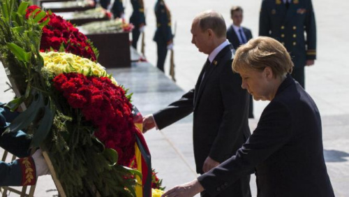 Russian President Vladimir Putin and visiting German Chancellor Angela Merkel on Sunday reiterated that the crisis of Ukraine should only be solved through political dialogue. [Photo/Chinanews.com]