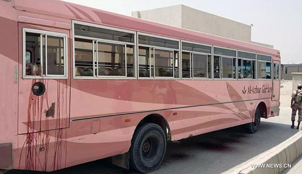 A bus attacked by unknown militants is seen in southern Pakistani port city of Karachi, May 13, 2015. Pakistan Prime Minister Nawaz Sharif rushed to the port city of Karachi late Wednesday hours after terrorists brutally killed 45 people of minority Ismaili Shiite community, officially said. [Photo/Xinhua]