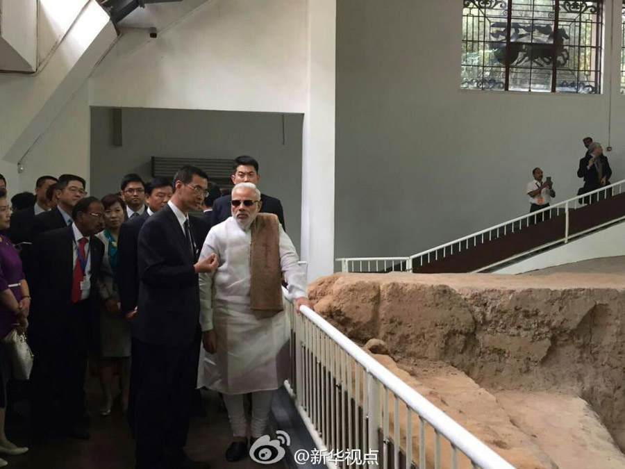 Indian Prime Minister Narendra Modi visits the Terracota Warriors Museum in Xi'an, capital of northwest China's Shaanxi Province, May 14, 2015. Modi arrived in Xi'an Thursday for an official visit to China. [Photo/Xinhua]