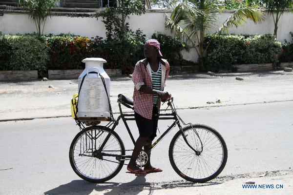 A man is seen with his bicycle on a street following a military coup attempt against Burundian President in Bujumbura, Brundi, May 14, 2015. Heavy gunfire and blasts were heard in Burundi's capital on Thursday amid claims from pro-president officials that a coup attempt had failed. [Photo/Xinhua]