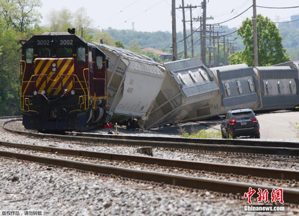 At least 10 train cars derailed Thursday morning near Pittsburgh, Pennsylvania, less than two days after a deadly derailment of Amtrak train in the state's another city killed at least eight people. [Photo/Chinanews.com]