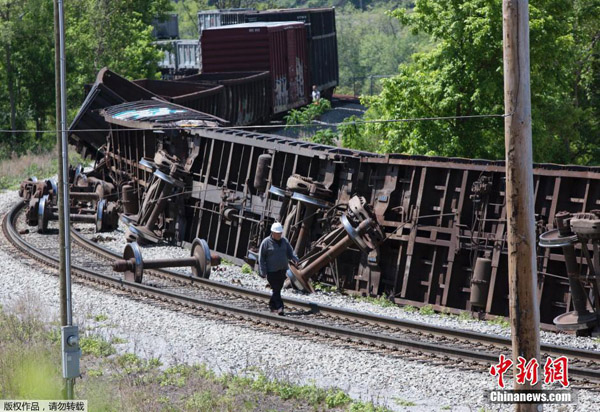 At least 10 train cars derailed Thursday morning near Pittsburgh, Pennsylvania, less than two days after a deadly derailment of Amtrak train in the state's another city killed at least eight people. [Photo/Chinanews.com]