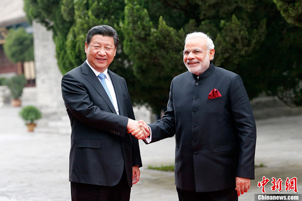 Chinese President Xi Jinping (L) accompanies Indian Prime Minister Narendra Modi to the Da Ci'en Temple after their meeting in Xi'an, capital of northwest China's Shaanxi Province, May 14, 2015. [Photo/Chinanews.com] 