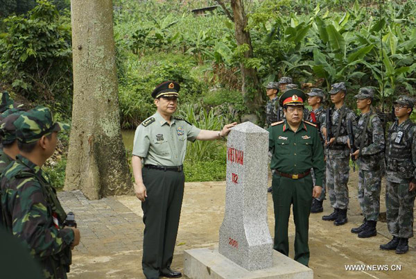 Chinese State Councilor and Defense Minister Chang Wanquan (L) and Vietnamese Defense Minister Phung Quang Thanh attend a joint patrol by border troops of the two countries in Mengzi, southwest China's Yunnan Province, May 16, 2015. The second high-level border meeting between the Chinese and Vietnamese militaries concluded here on Sunday. [Photo/Xinhua] 