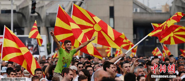 Tens of thousands of people gathered in front of Macedonian government building in Skopje on Sunday at a major rally against the government of Prime Minister Nikola Gruevski. [Photo/Chinanews.com]