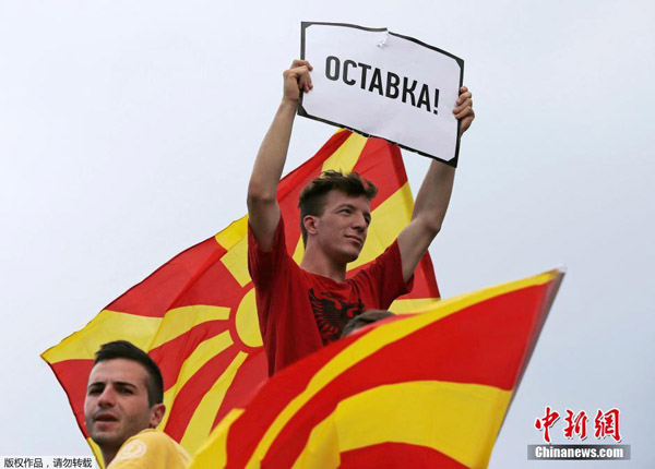 Tens of thousands of people gathered in front of Macedonian government building in Skopje on Sunday at a major rally against the government of Prime Minister Nikola Gruevski. [Photo/Chinanews.com]