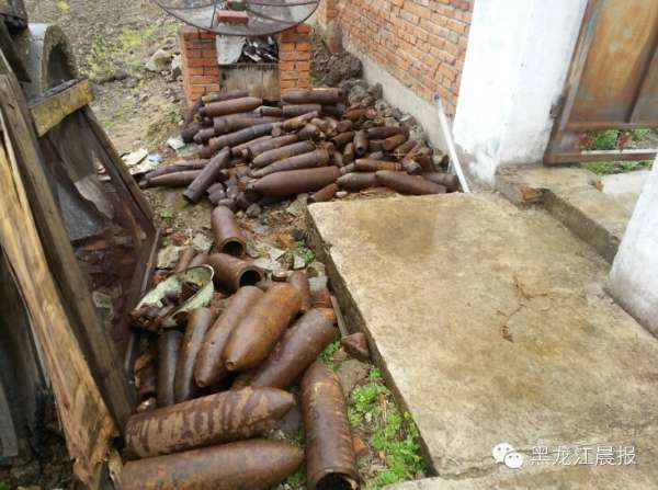 A cache of nearly 200 artillery shells dating back to World War II is discovered on May 14, 2015, in the city of Heihe in Heilongjiang province. [Photo: Heilongjiang Morning Post]