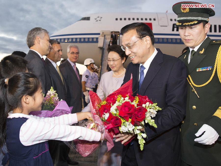 Chinese Premier Li Keqiang (2nd R) and his wife Cheng Hong (3rd R) arrive in Brasilia on May 18, 2015 for an official visit to Brazil at the invitation of Brazilian President Dilma Rousseff.