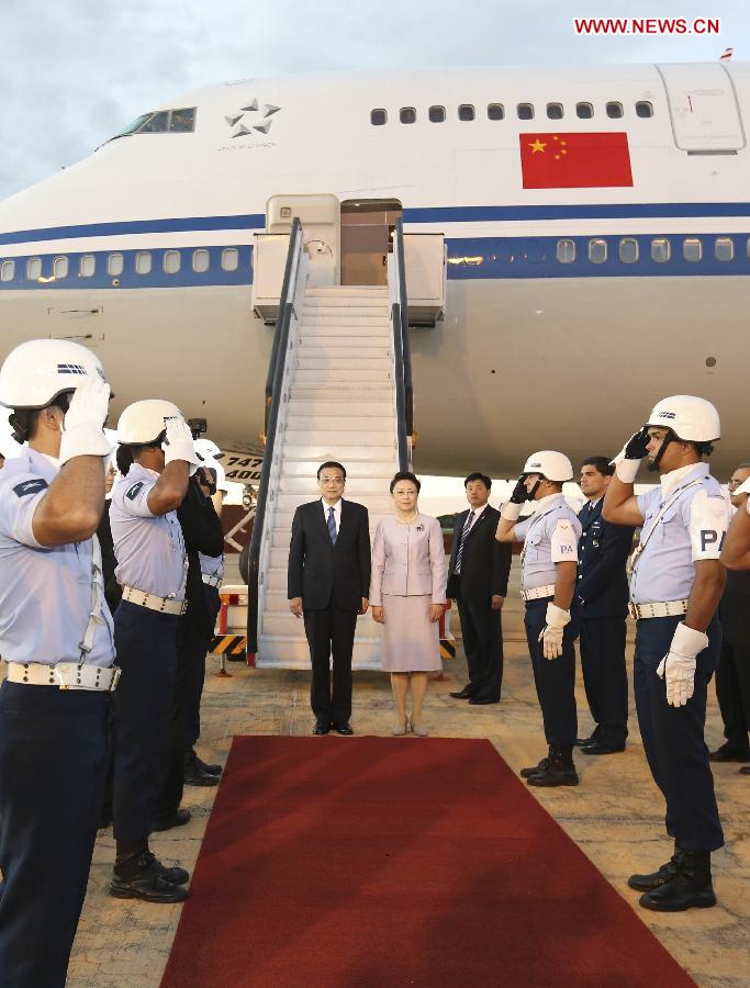 Chinese Premier Li Keqiang and his wife Cheng Hong arrive in Brasilia on May 18, 2015 for an official visit to Brazil at the invitation of Brazilian President Dilma Rousseff. 