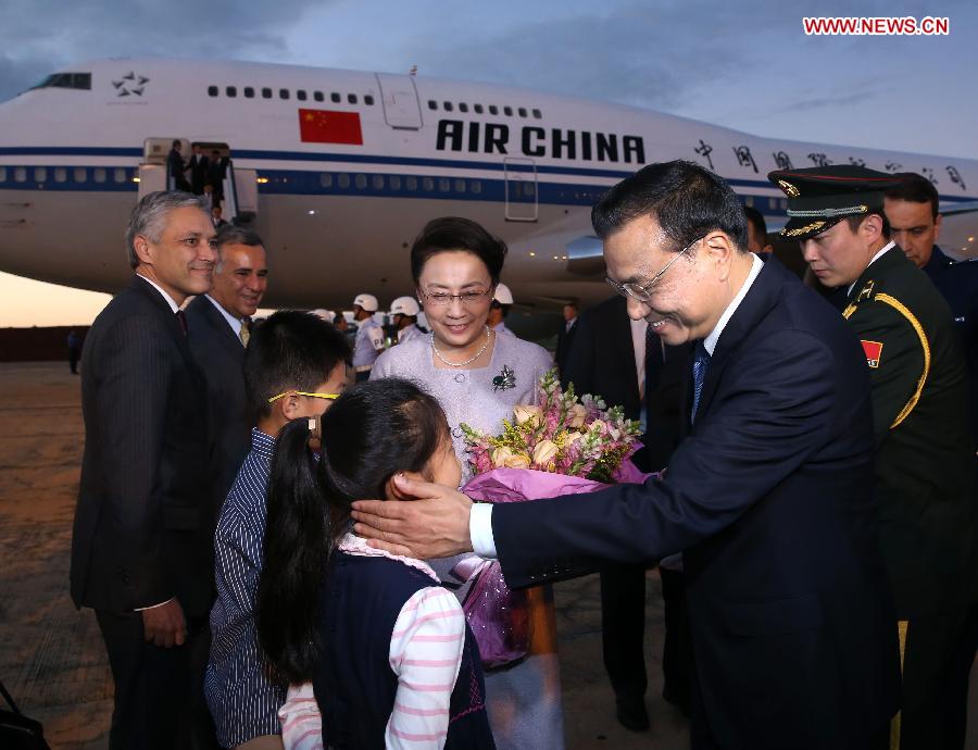 Chinese Premier Li Keqiang and his wife Cheng Hong arrive in Brasilia on May 18, 2015 for an official visit to Brazil at the invitation of Brazilian President Dilma Rousseff. 