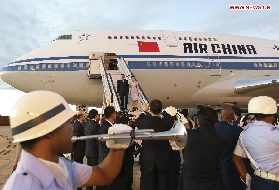 Chinese Premier Li Keqiang and his wife Cheng Hong arrive in Brasilia on May 18, 2015 for an official visit to Brazil at the invitation of Brazilian President Dilma Rousseff. 