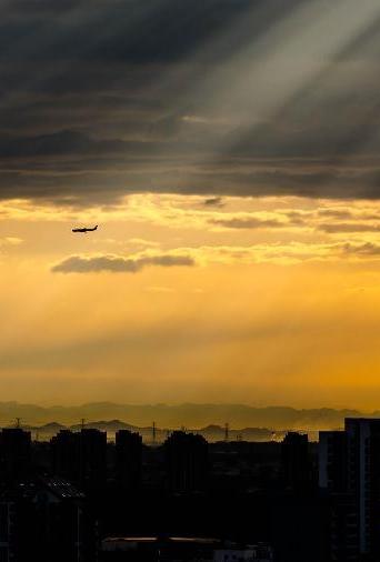 Les premiers rayons de soleil de la journée se posent sur Beijing