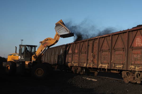 Coal is loaded for railway transportation in Tongliao, Inner Mongolia autonomous region. [Photo/Xinhua]