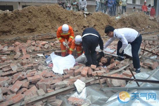 According to CCTV news, 9 people were buried after a 20 meter long wall collapsed in Lanzhou city, NW China's Gansu Province on May 17, 2015. So far, 2 people died and the rest of the wound were under treatment in the local hospital.[Photo/weibo] 
