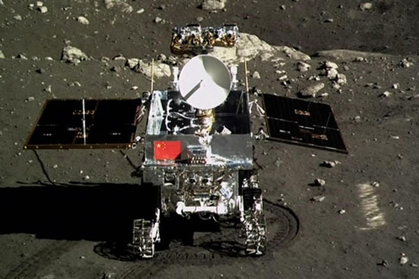 The photo of the Yutu moon rover taken by the camera on the Chang'e-3 moon lander during the mutual-photograph process after the successful landing of the moon probe on the moon on Dec 15, 2013. [Photo/Xinhua] 