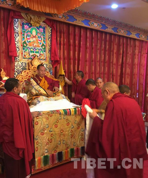 The 11th Panchen Lama Bainqen Erdini Qoigyijabu conducted a ritual to bless Tibetan Buddhism scholars, all monks graduating from the High-level Tibetan Buddhism College of China, in Beijing on Wednesday.