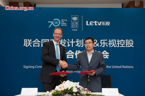 UNDP China Deputy Country Director Patrick Haverman and LeTV Cloud Computing Wu Yazhou sign the MoU on May 20 at the UN China headquarters in Beijing. [Photo by Chen Boyuan / China.org.cn]