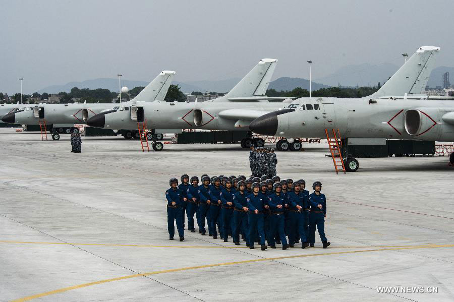 File photo shows soldiers of the People's Liberation Army (PLA) Air Force participating in a training. Aircraft of the People's Liberation Army (PLA) Air Force flew over the Miyako Strait for the first time on May 21, 2015 for training in western Pacific, a military spokesperson said. [Photo: Xinhua/Zhang Haishen]
