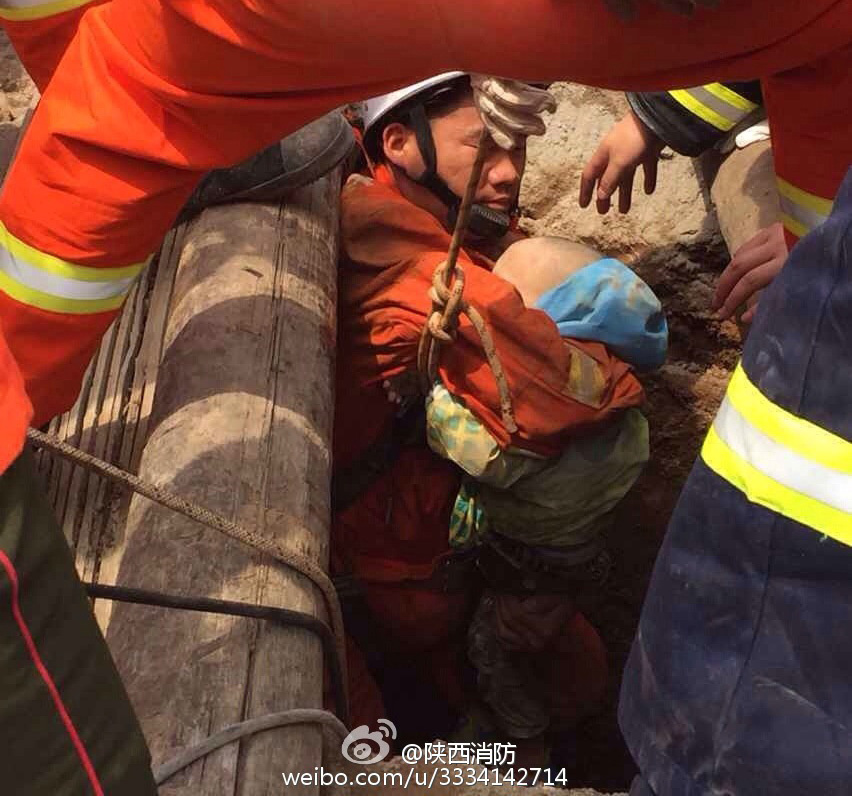 A two-year-old boy who fell into a well has been rescued in Xi'an, northwest China's Shaanxi province on May 22, 2015. [Photo: weibo.com] 