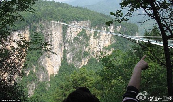 At 430-meter-long, six-meter-wide and 300 meters above the valley floor, the glass bridge spans across the canyon in Hunan's Zhangjiajie scenic spot.[Photo/weibo]
