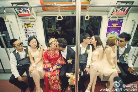The wedding party on the subway. [Photo/Sina Weibo]
