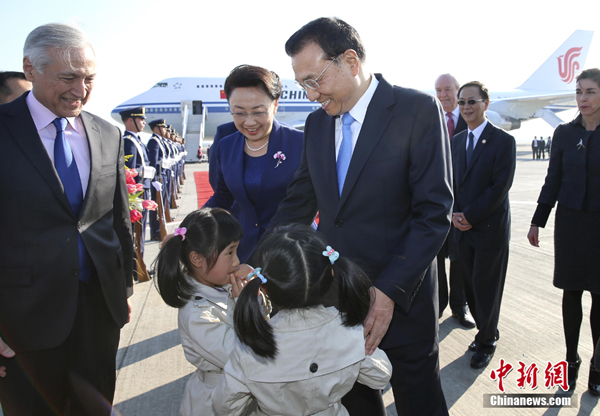 Chinese Premier Li Keqiang arrived in Santiago Sunday for an official visit to Chile, the first South American country with which China forged diplomatic ties and also the first Latin American nation with which China signed a free trade agreement. [Photo/Chinanews.com]